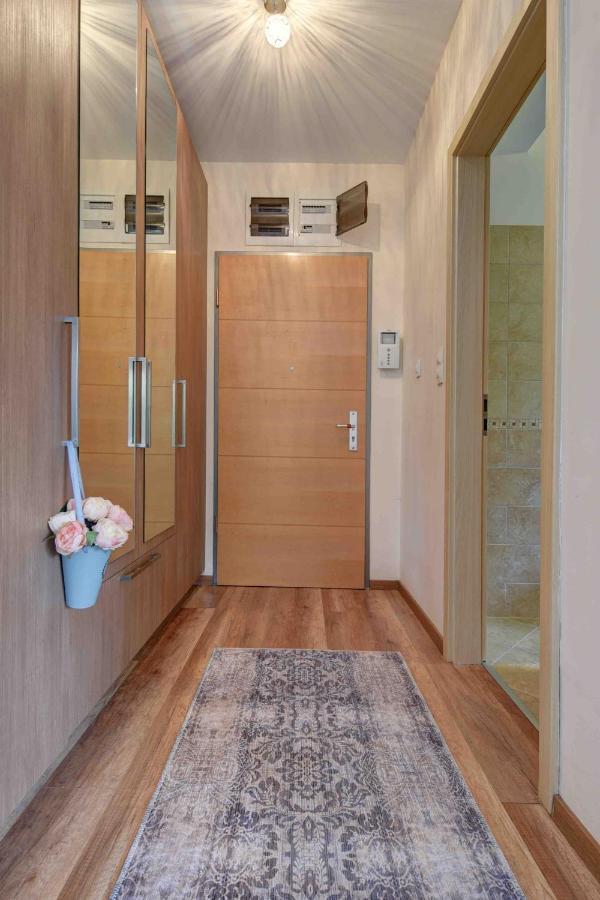 Apartment Madarhegy With Garden Buda Side